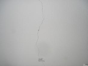 現在有相當數量的樓房（這里主要說明的是混泥土基面的平面屋頂）屋頂漏水，