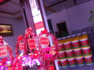 賀喜羅城梁總形象店開業！梁總是歐耐克防水的老客戶，一直是河池宜州的代理，在宜州防水市場具有很強的市場影響力。2015年，梁總加大了在防水方面的投入，在羅城開了一家新的防水店——歐耐克防水羅城形象店。