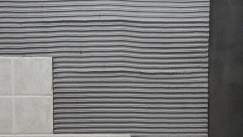 免背膠瓷磚膠和傳統瓷磚膠的區別